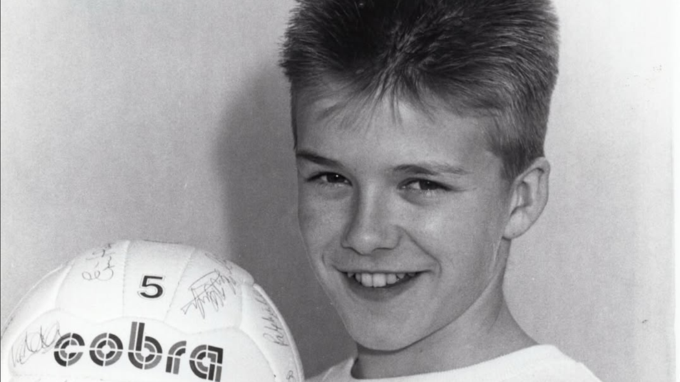 O minge de fotbal și un vis! Recunoști puștiul din imagine? Tocmai a împlinit 51 de ani și e o legendă în Marea Britanie
