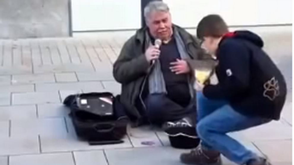 Niste copii au pus bani in palaria unui om care canta pe strada. Ce a urmat este de-a dreptul emotionant