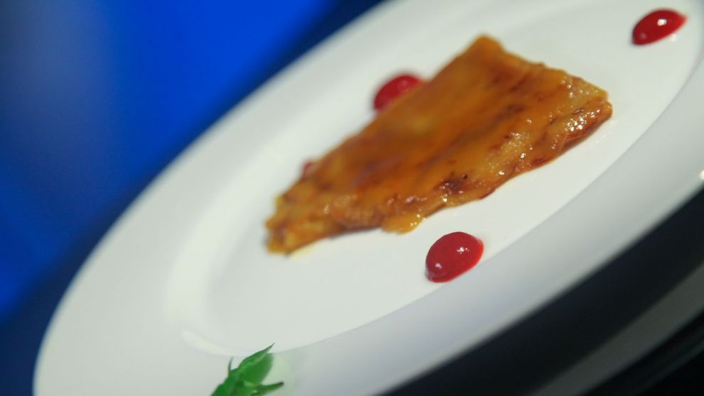 Crepes Suzette cu mousse de fructe rosii