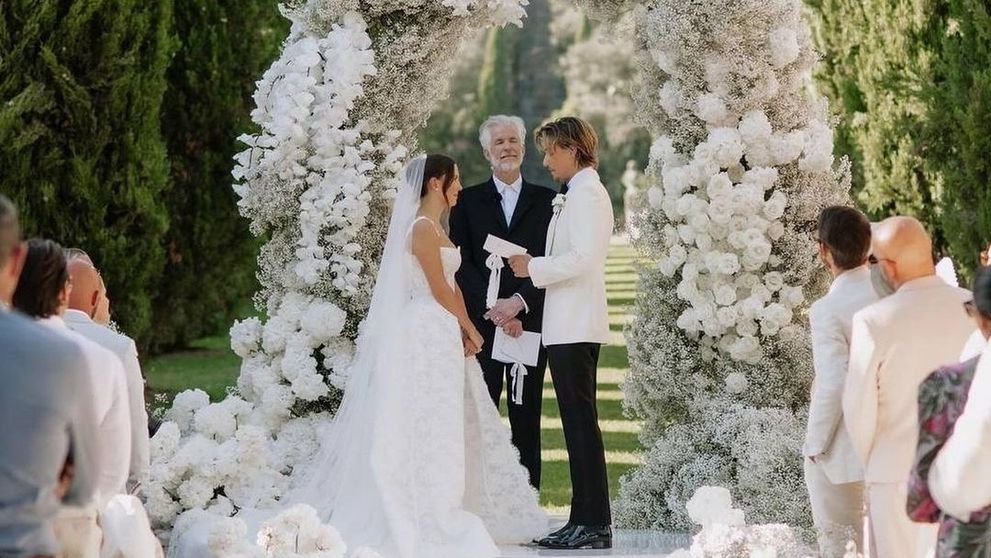 Jake Bongiovi, fiul de 22 de ani al lui Jon Bon Jovi, s-a însurat cu actrița Millie Bobby Brown, în vârstă de 20 de ani. Imagini de la nunta luxoasă din Italia