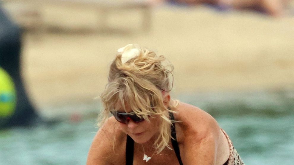 În anii 90, era cea mai îndrăgită blondă de la Hollywood! Cum a fost surprinsă celebra actriță la plajă, în Grecia