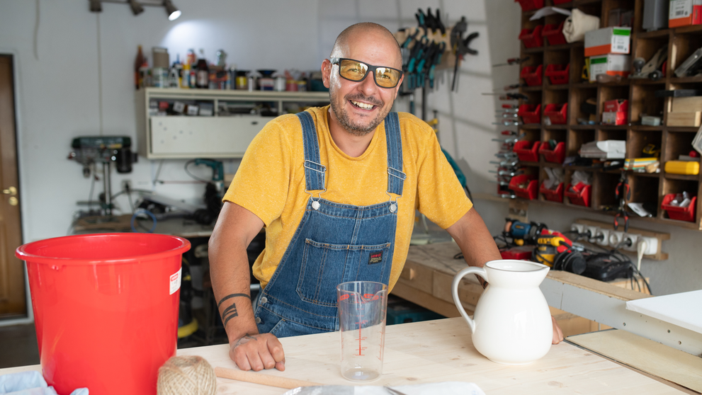 VIDEO Cum modelăm un vas ceramic fără... lut? Ne învață Alex Gavrilescu