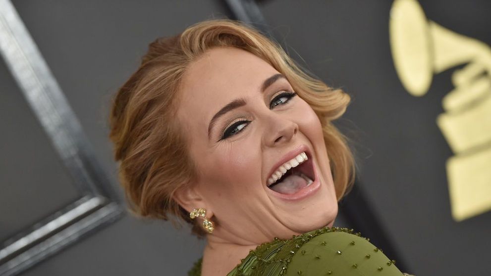 Adele a slăbit 20 de kilograme și arată fabulos într-o rochie de satin