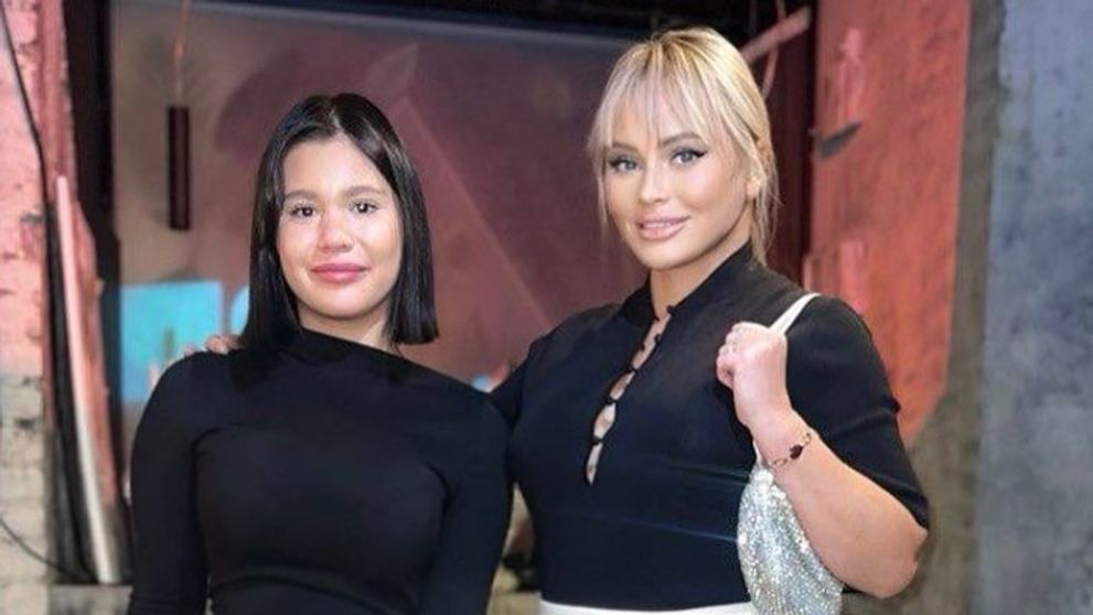 O prezentatoare TV i-a dăruit fiicei sale de 17 ani un pachet complet de operații estetice. Tânăra și-a făcut deja rinoplastie și lifting mamar
