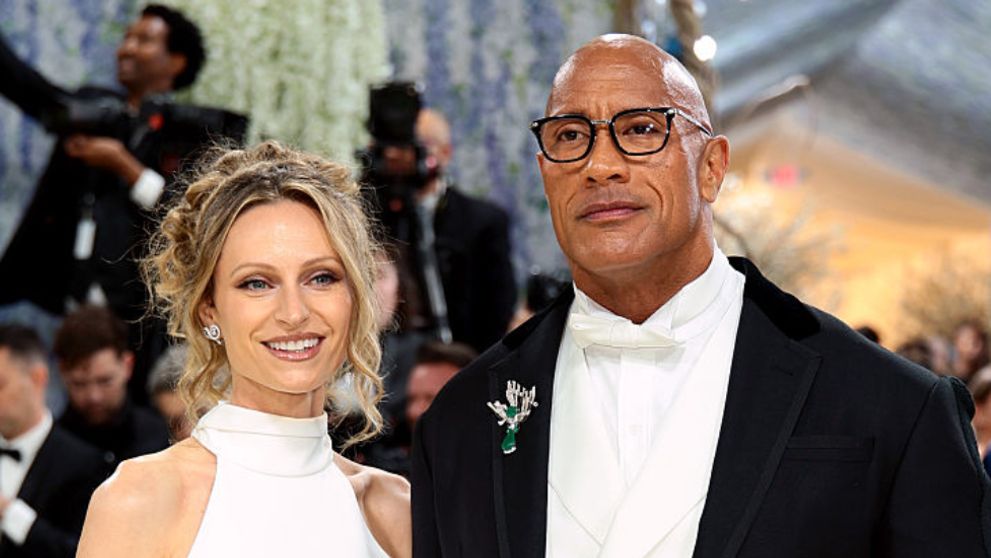 Dwayne Johnson și-a etalat bijuteria de peste trei milioane de dolari pe covorul roșu de la Met Gala. Accesoriul este încrustat în diamante și există doar 18 exemplare la nivel mondial