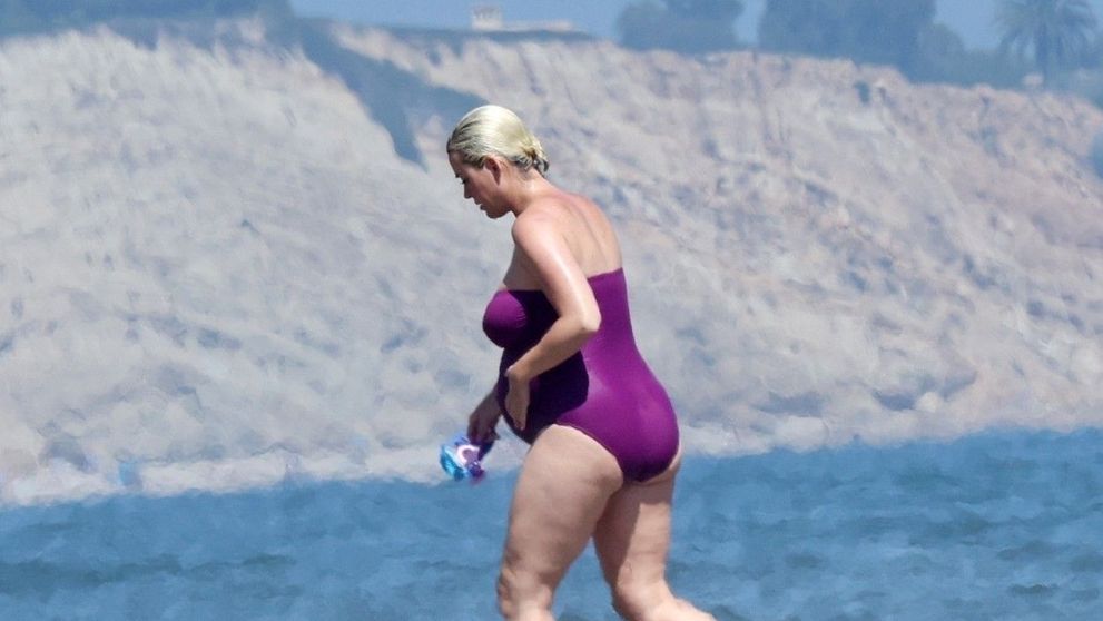 Katy Perry, transformată de sarcină. Cum arată vedeta în costum de baie cu puțin timp înainte să nască