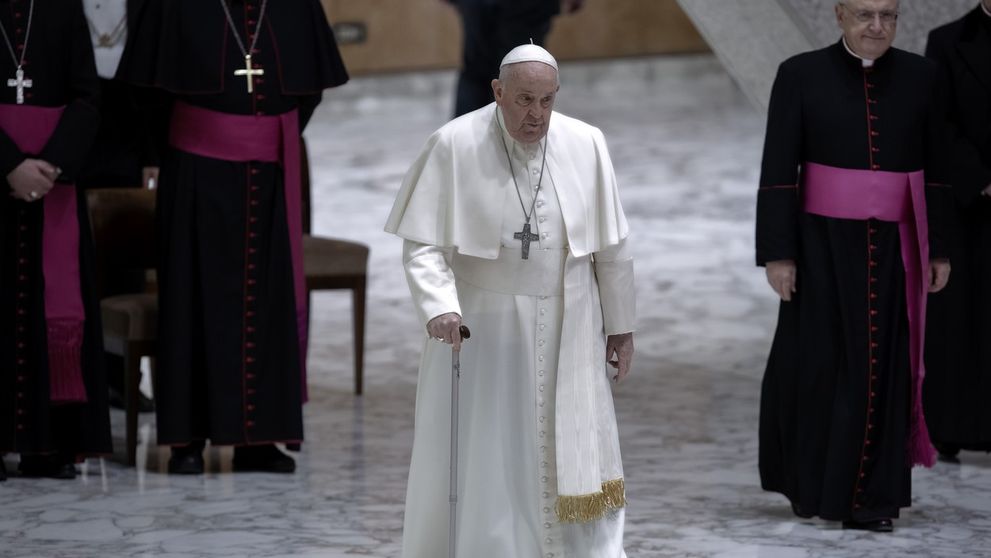 Papa Francisc îi lasă pe preoți să binecuvânteze cuplurile gay, dar căsătoria rămâne între un bărbat și o femeie