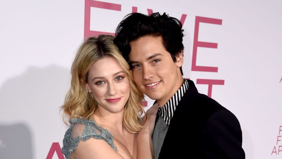 Cel mai îndrăgit cuplu din ”Riverdale” s-a destrămat. Cole Sprouse și Lili Reinhart nu mai sunt împreună