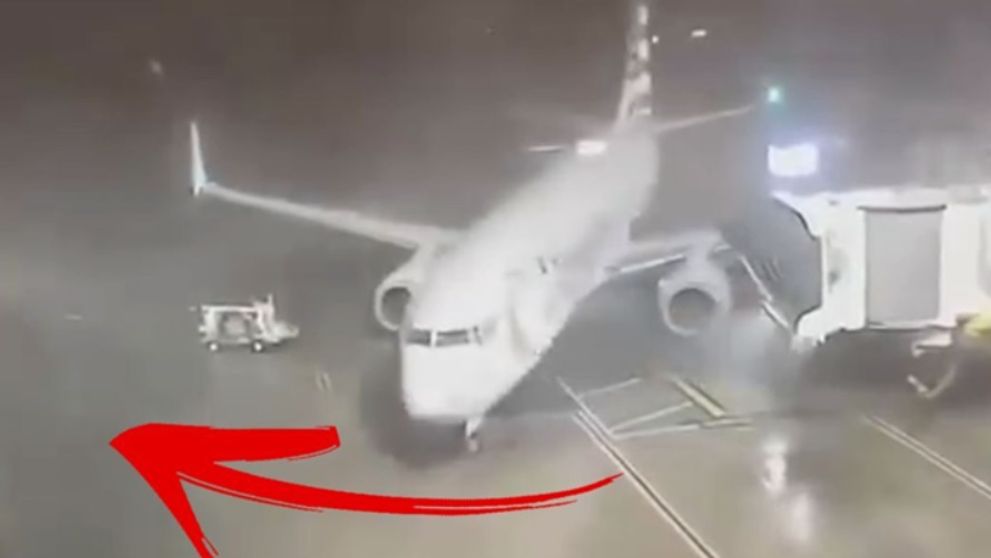 Un Boeing a fost luat de vânt înainte de îmbarcarea pasagerilor - VIDEO ȘOCANT