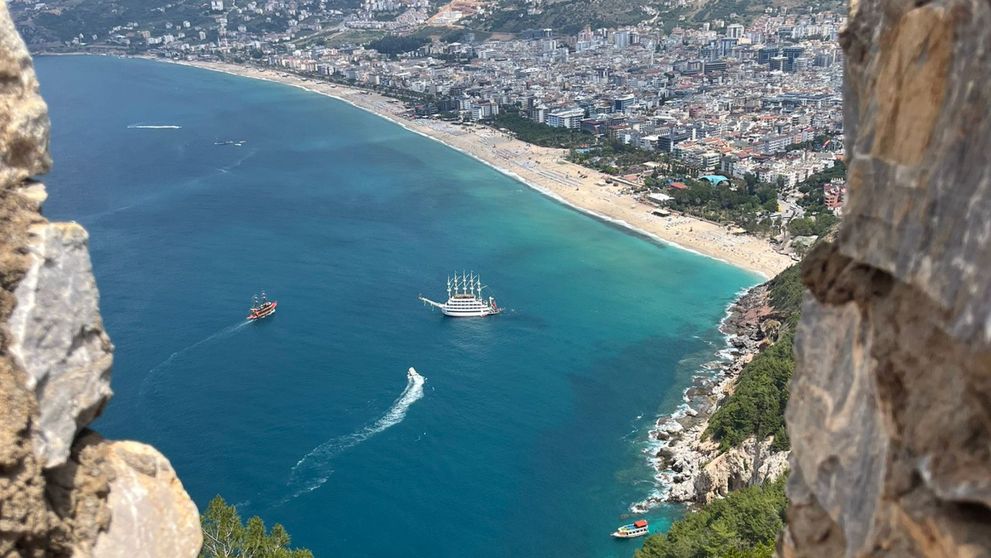 Destinația de vacanță cu ape turcoaz și panorame spectaculoase care se află la doar câteva ore de România. Atrage milioane de turiști în fiecare sezon