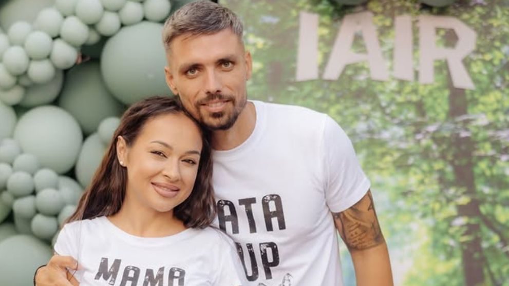 Vlăduța Lupău le-a pus în temă pe admiratoarele soțulul ei. Deși s-a retras din fotbal și s-a dedicat total familiei, Adi Rus nu a fost uitat de fane. Ce mesaj le-a transmis artista: „Hai, pupic”