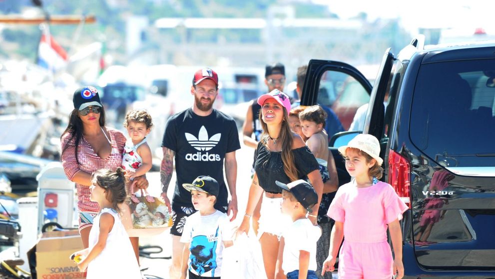 Lionel Messi, concediu cu Cesc Fabregas in Ibiza. Cat de sexy au aparut sotiile lor la plaja