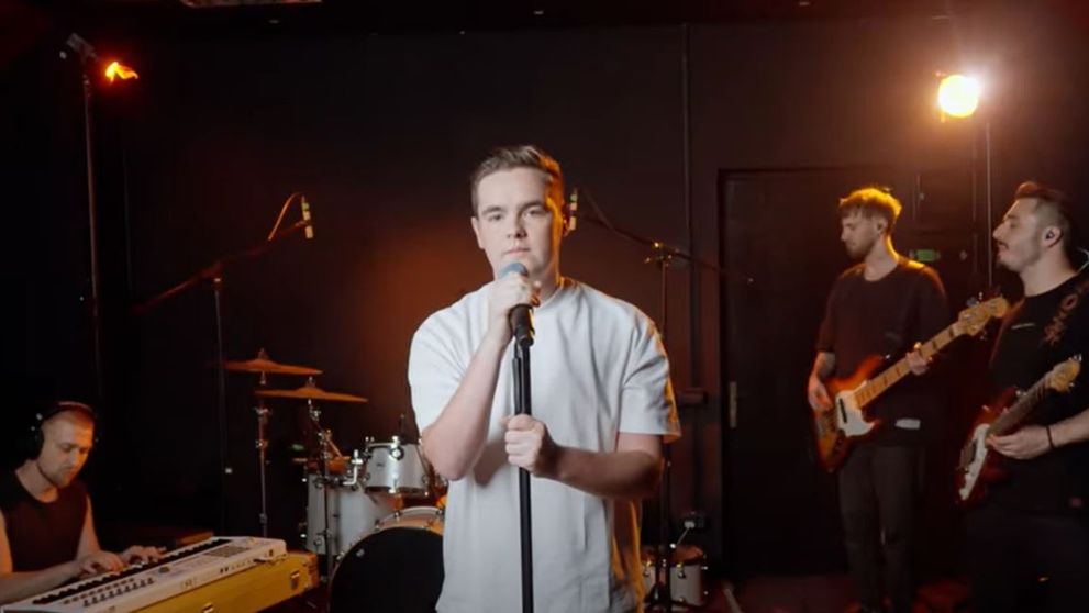 Alessandro Mucea își încântă publicul cu o interpretare live de excepție. Câștigătorul SuperStar cucerește inimile românilor cu noi piese lansate