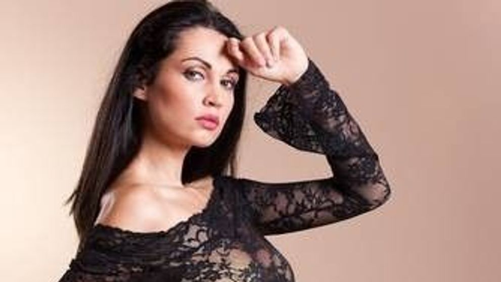 Se vede sau nu se vede prin rochia transparenta? Test si din fata, si din spate cu Nicoleta Luciu. Maruta: 