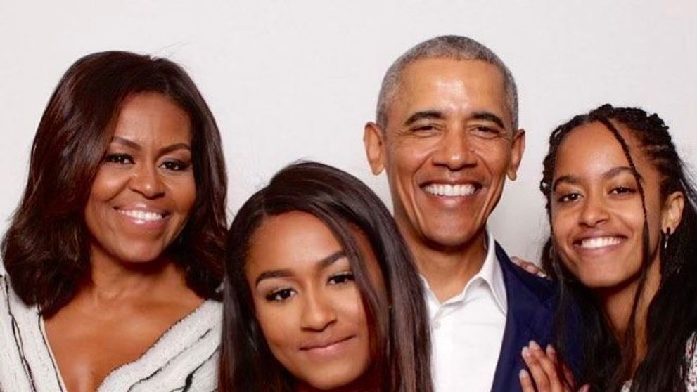 Fiicele lui Barack Obama sunt acum două tinere seducătoare! Fostul preşedinte a postat o fotografie recentă cu familia sa