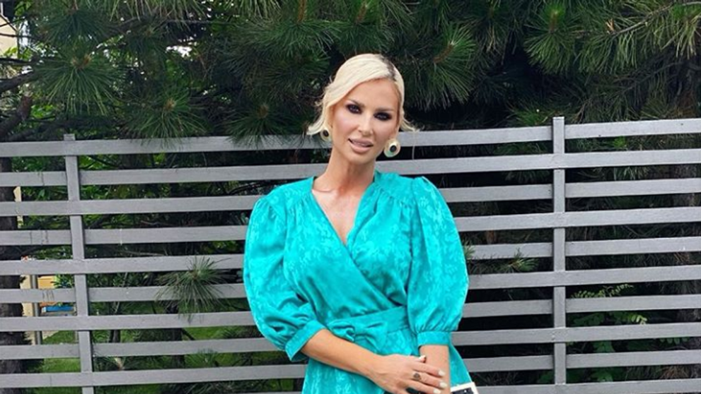 Rochia periculos de crăpată pe care a purtat-o Andreea Bănică. Cum a apărut vedeta pe stradă
