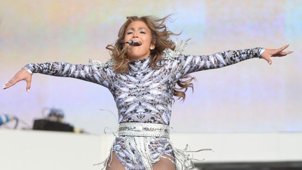Fotografiile care spulbera mitul perfectiunii lui Jennifer Lopez. Artista, surprinsa cu multe kilograme in plus si colacei pe burta