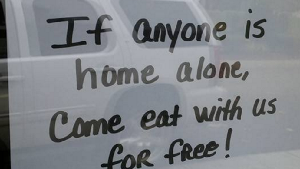A pus pe usa restaurantului un bilet pe care a scris ca ofera masa gratuita. Explicatia proprietarului este geniala