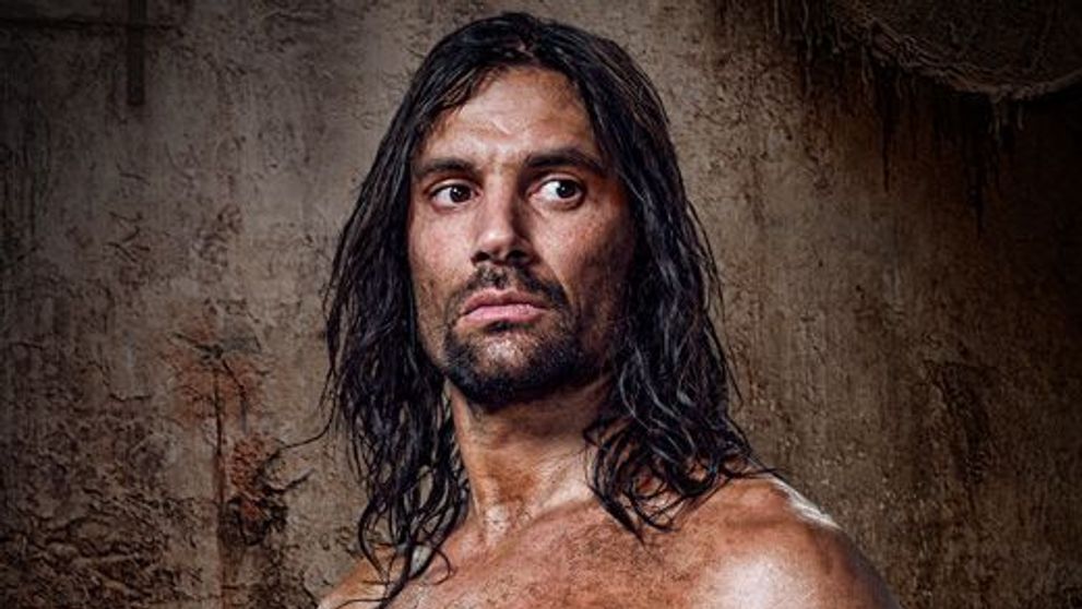 Nu trebuie sa ratati asta! Manu Bennett isi arata in Spartacus <span style=