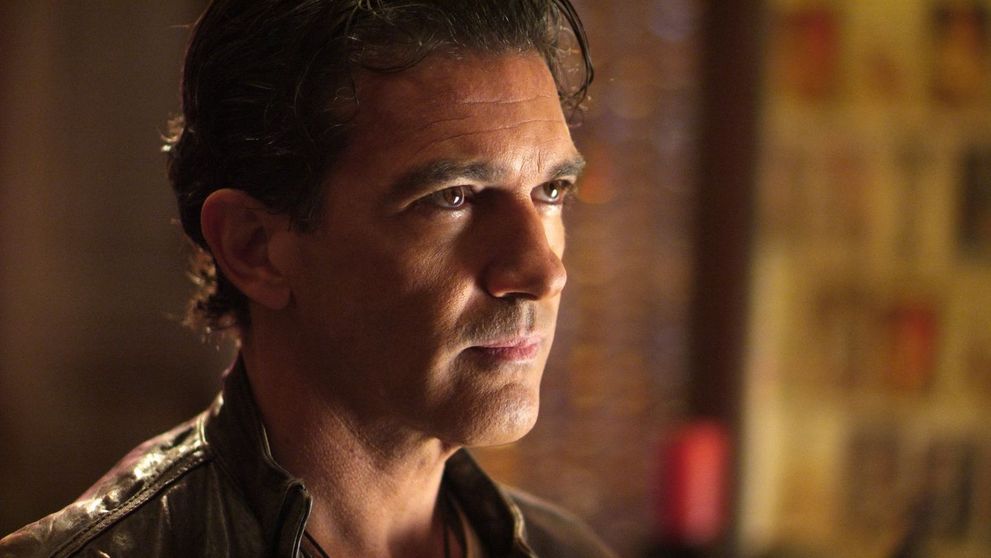 El a ales sa apara asa, insa iubita cu 10 ani mai tanara a stralucit. Cum arata blonda de la bratul lui Antonio Banderas