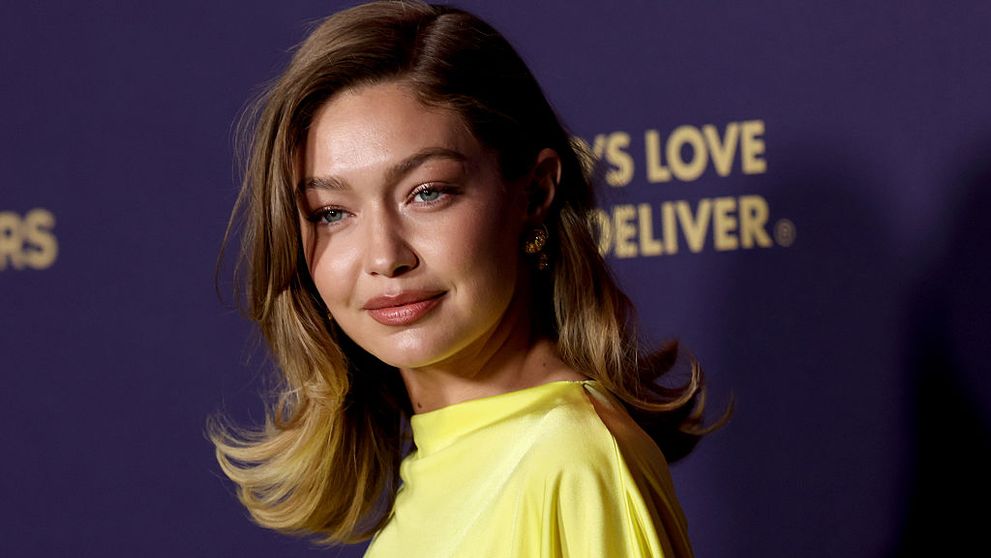 Gigi Hadid este acum o brunetă cu părul scurt. Îngerașul Victoria's Secret și-a șocat urmăritorii cu schimbarea de look