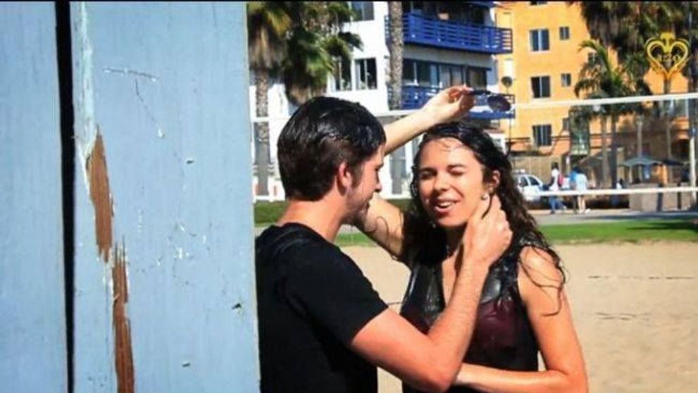 Cum sa pacalesti fetele sa te sarute pe strada. Un tanar a gasit modalitatea perfecta si nicio femeie nu l-a refuzat