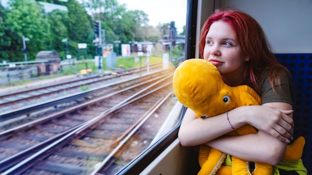 Două fetiţe de 9 şi 12 ani, rănite în tren de un geam care a căzut peste ele. Copilele au ajuns de urgență la spital