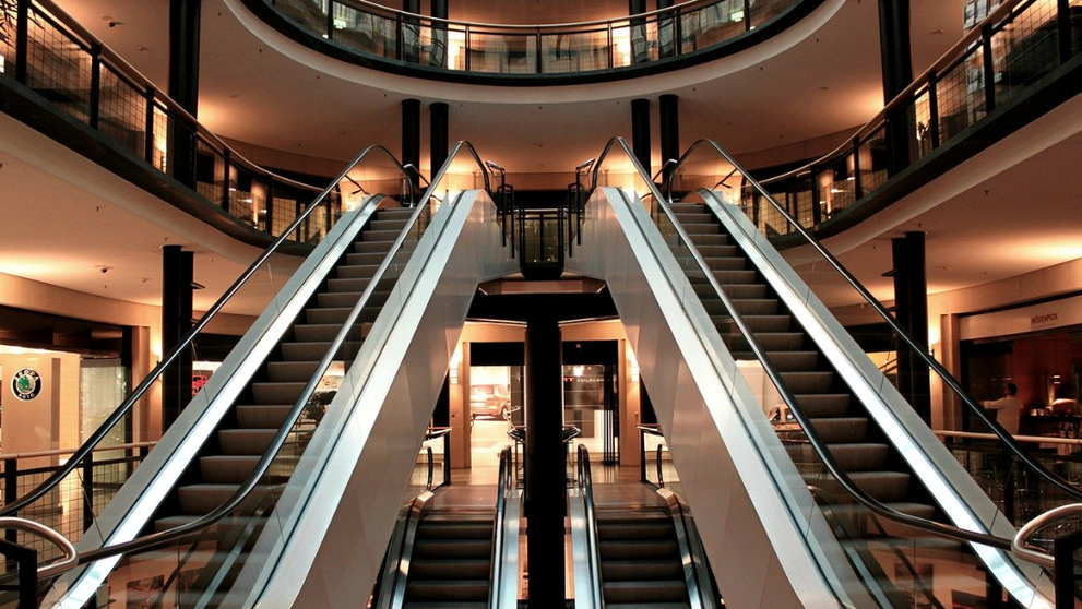 (P) Lift sau scară rulantă: ce soluţie este mai bună într-un centru comercial?