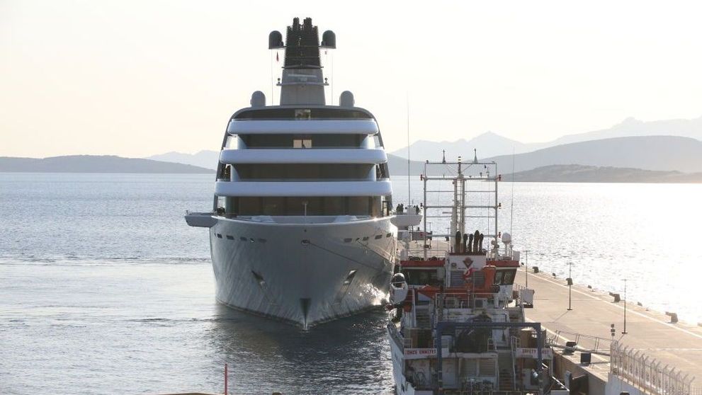 VIDEO viral. Un grup de ucraineni încearcă să blocheze un iaht al lui Roman Abramovich la intrarea în port