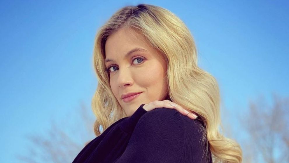 Andreea Ibacka, schimbare radicală de look. Vedeta și-a vopsit părul în culoarea roz