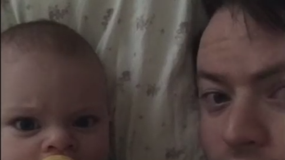 O mama si-a lasat bebelusul in grija tatalui. Cand a primit insa un sms de la sotul sau a ramas fara cuvinte