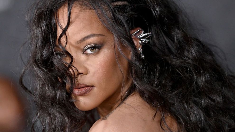 Rihanna, prima apariție pe covorul roșu după ce a născut. Artista pare să fi revenit deja la silueta de dinainte de sarcină