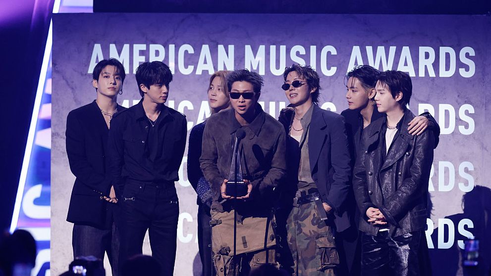 Reacția băieților de la BTS, după ce au luat trofeul ”Artist of the Year” la American Music Awards 2026. Mesajul lui Jimin Și RM pentru fani