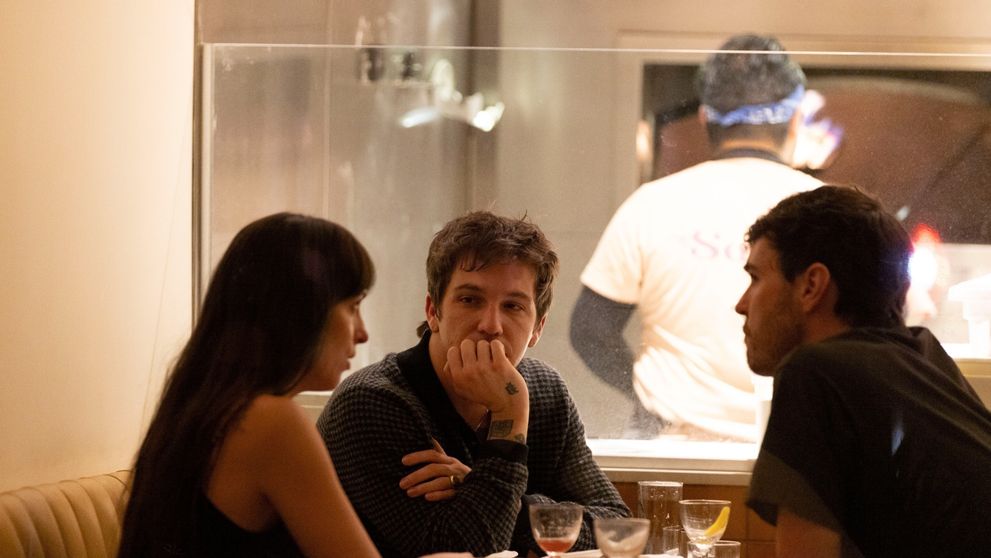 Nu se mai ascunde! După despărțirea de Chris Martin, Dakota Johnson a ieșit la restaurant cu noul iubit, un artist cu 8 ani mai tânăr