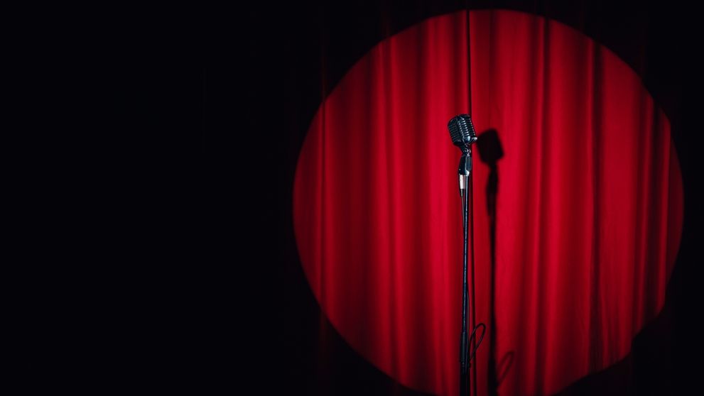 Un celebru comediant, găsit mort după ce a căzut de la etajul opt al unei clădiri! Avea 43 de ani