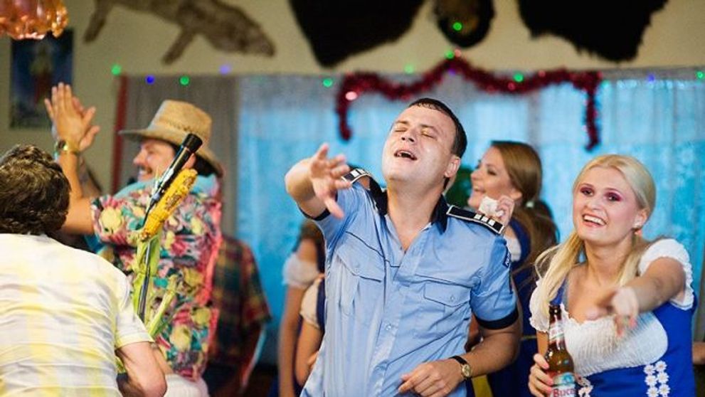 Tara o arde pe comedie cu noul serial 