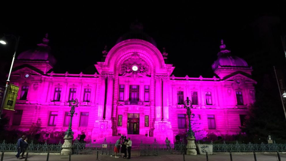 Palatul CEC a fost îmbrăcat pentru o seară în roz, ca simbol al luptei împotriva cancerului de sân