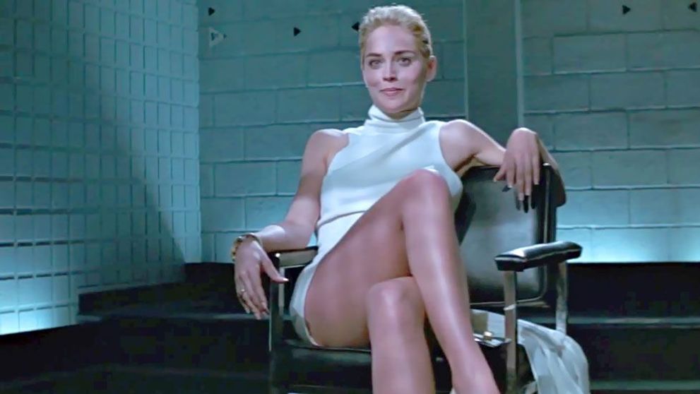 La 61 de ani, Sharon Stone a recreat celebra scenă cu scaunul din Basic Instinct în fața a sute de oameni