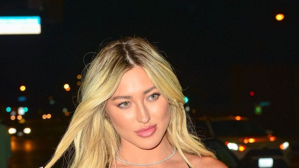 Un model OnlyFans s-a dus la restaurant în Ferrari! Toți au întors capul după ea când au văzut-o