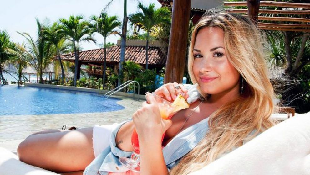 Demi Lovato nu se sfieste sa-si arate formele pe scena, desi silueta ei durdulie abia incape in tinutele mulate