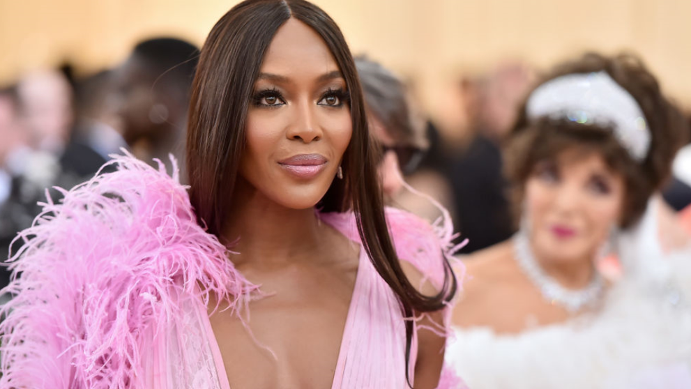 Naomi Campbell a purtat o mască chirurgicală în călătoria sa cu avionul. Care a fost motivul