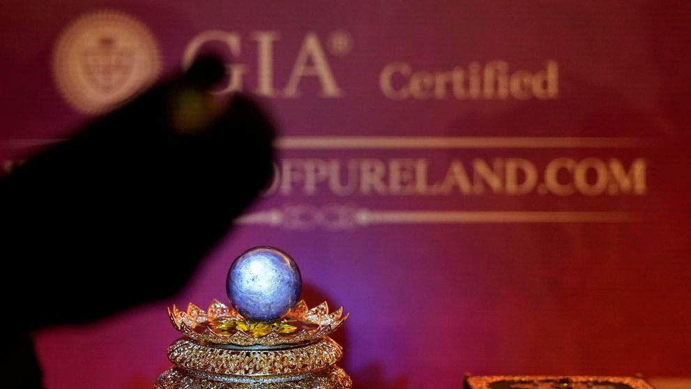 Un safir rar, cântărind 3.563 de carate, a fost descoperit în Sri Lanka. Câte sute de milioane de euro ar putea să valoreze!