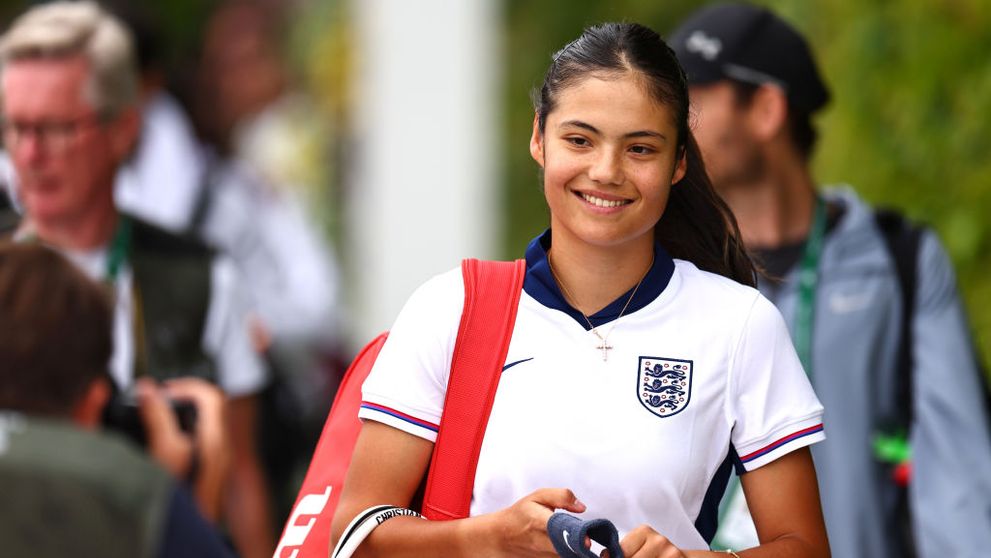 Emma Răducanu, pe terenul de tenis  în echipamentul Angliei și cu o geantă personalizată Dior, în valoare de 2800 €. Cum a apărut la Wimbledon