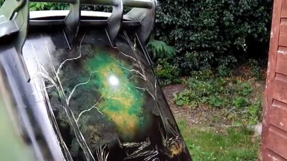Pare un tomberon de gunoi, insa el reuseste sa il transforme intr-o 