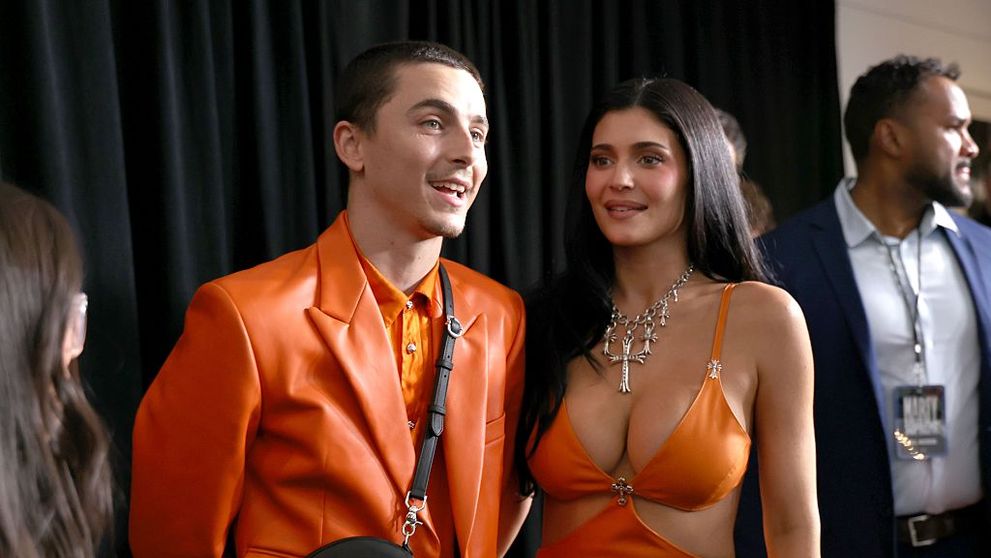 Cod portocaliu! Toată lumea îi dădea ca despărțiți, dar au arătat că sunt mai îndrăgostiți ca niciodată: Kylie Jenner și Timothee Chalamet, asortați pe covorul roșu