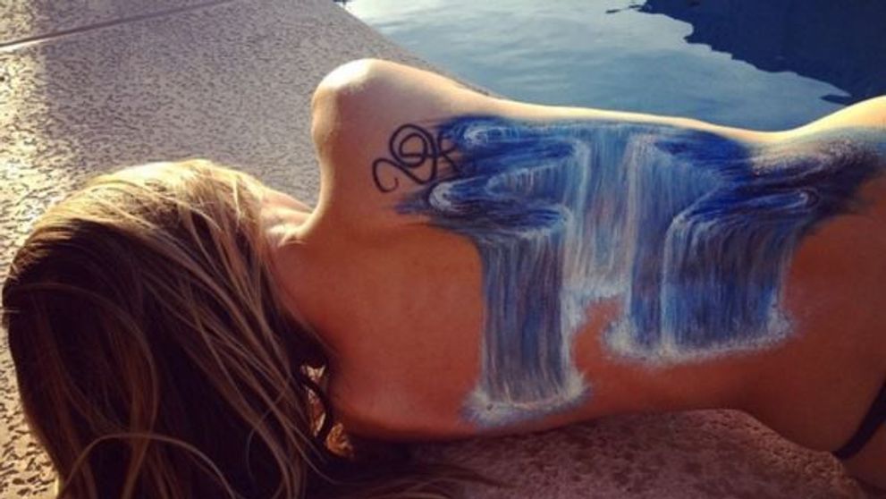 E posesoarea unor tatuaje unice. S-a lasat pe mana iubitei, iar rezultatul este spectaculos. O Iluzie optica de milioane