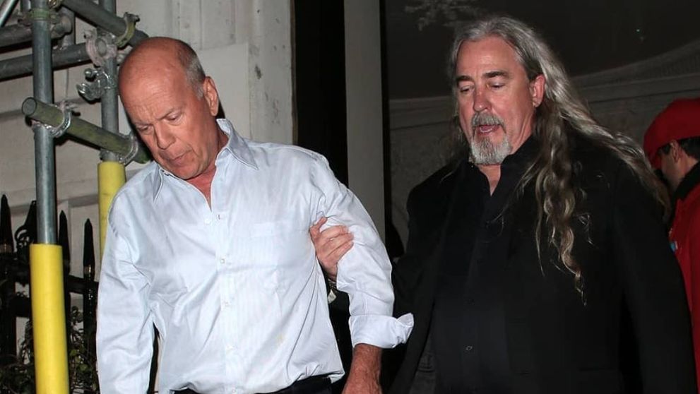 Greu de doborât. Cum a apărut Bruce Willis la două zile după ce a fost cărat pe brațe la ieșirea din club