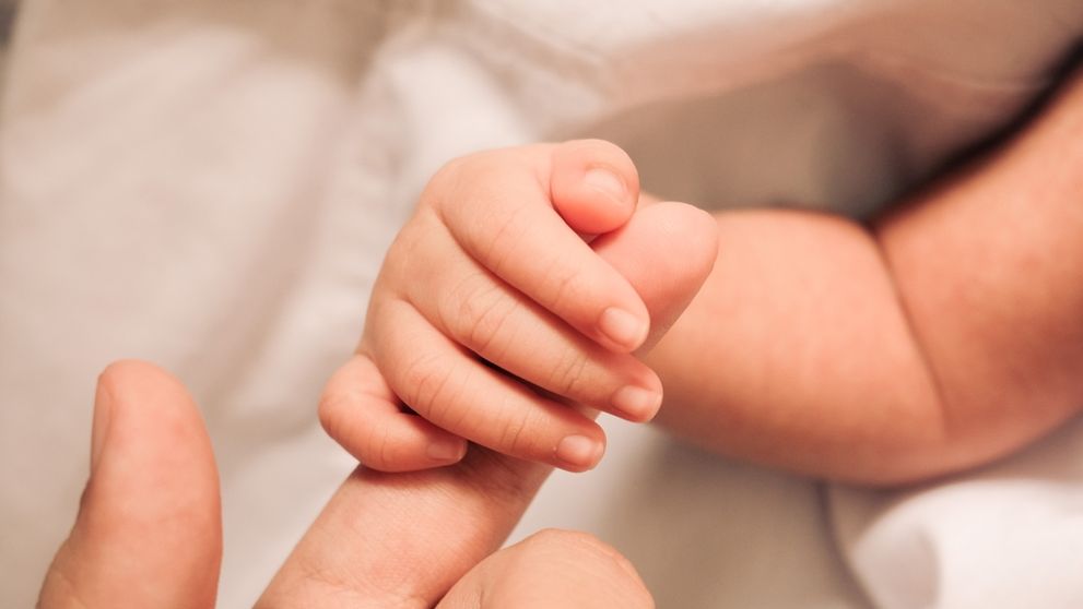 Un bebeluș român a murit după ce a început să vomite brusc. La spital, medicii nu au mai avut ce să îi facă