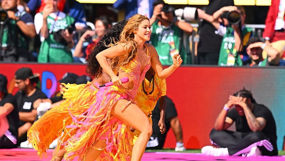Ce simbolizează ținuta purtată de Shakira la finala Cupei Mondiale 2026. Povestea apariției spectaculoase cu peste 200.000 de cristale Swarovski