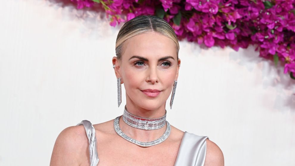 Cum arată Charlize Theron în costum de baie la 50 de ani. Imaginile surprinse de paparazzi cu actrița la plajă s-au viralizat instant